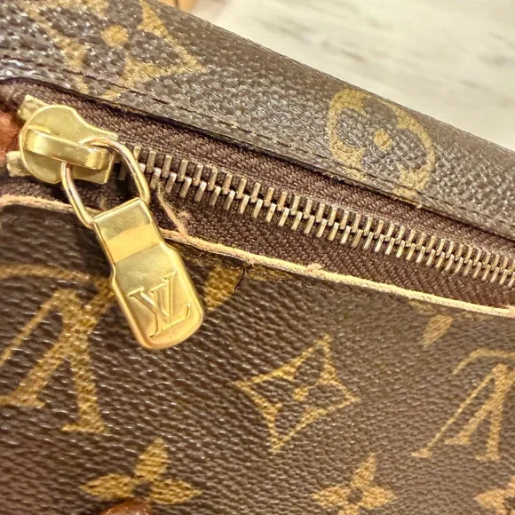 Louis Vuitton Black and Gold Monogram wallet - Picture 4 of 12